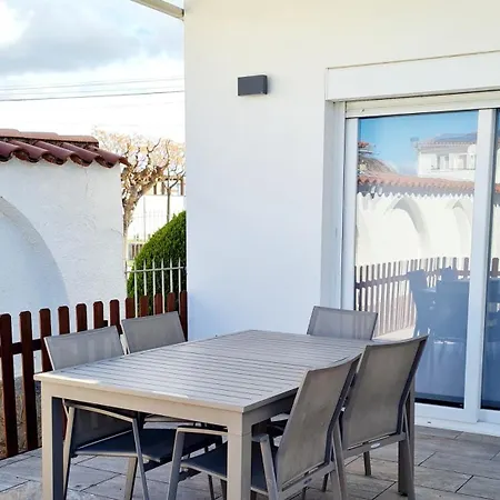 Cap Ras 40 A Holiday home Empuriabrava